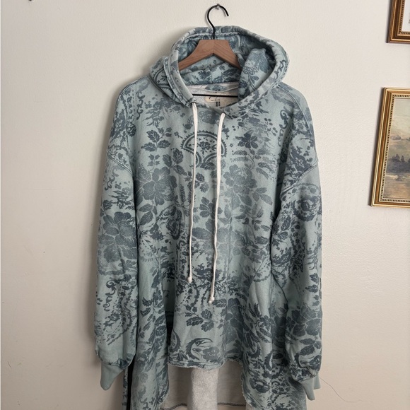 Free People Magpie Sweatshirt Hood Faded Floral Print Oversize Ice Medium NEW - Picture 2 of 8